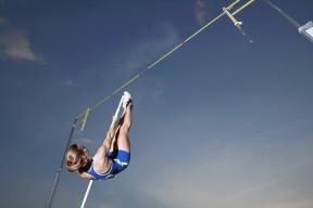 爱游戏全站-达里尔·基：他以完美的防守技巧和强悍的身体对抗能力稳固了全黑队防线