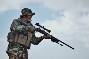 爱游戏网页版-《电竞明星的跨界合作：从直播到品牌代言》，电竞明星代言的产品